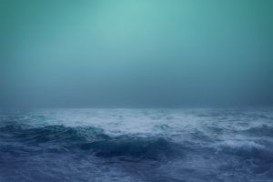 Stürmischer Ozean bei Nacht